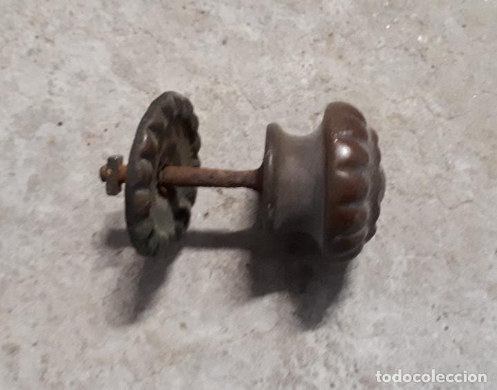 Antig&uuml;edades: Antiguo tirador de bronce - Foto 2