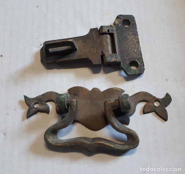 Antig&uuml;edades: Tirador y herraje de bronce - Foto 1