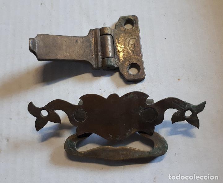 Antig&uuml;edades: Tirador y herraje de bronce - Foto 2