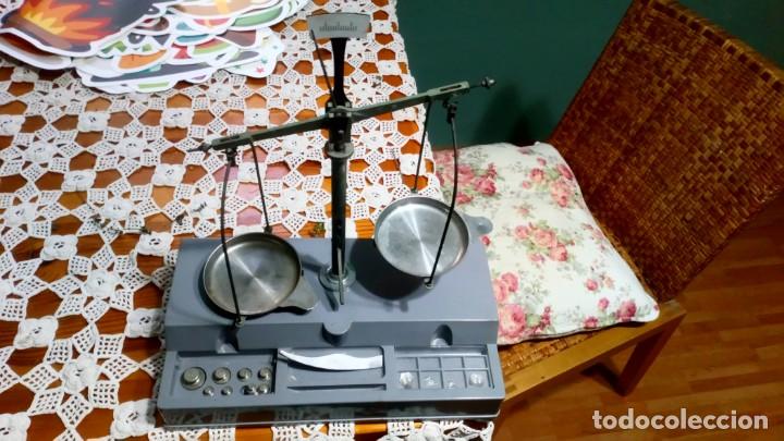 Antig&uuml;edades: Balanza de laboratorio escolar a&ntilde;os 70 - Foto 1