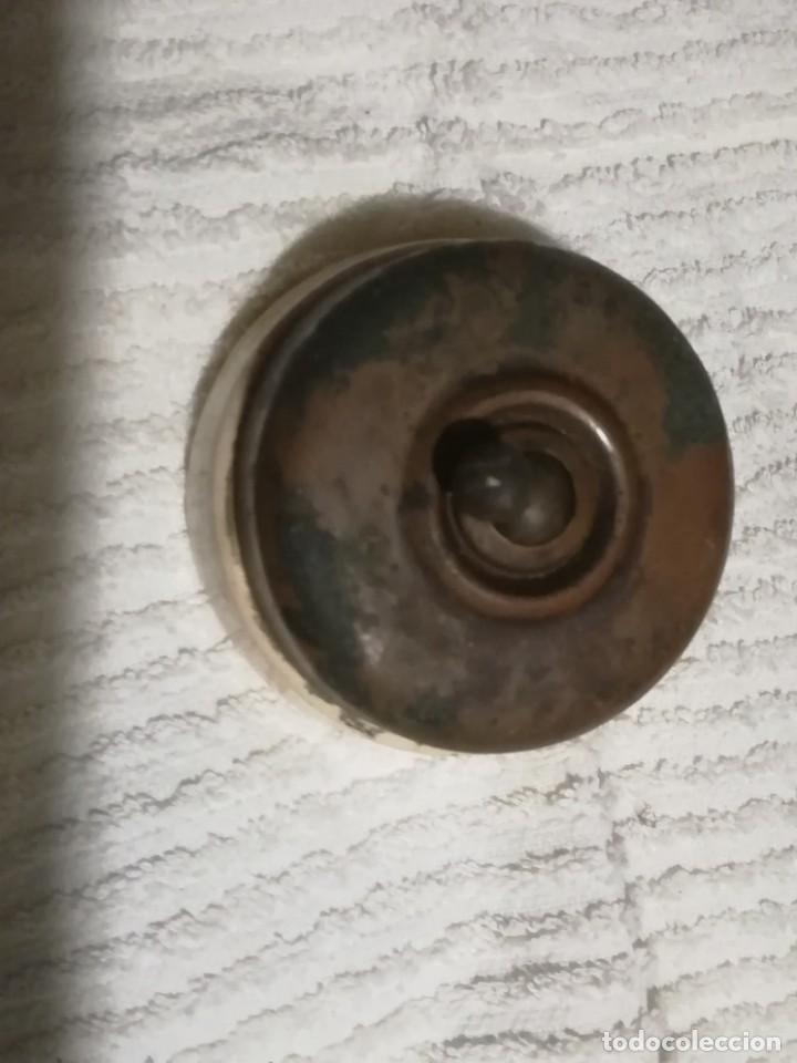 Antig&uuml;edades: Antiguo interruptor cer&aacute;mica y lat&oacute;n redondo - Foto 1