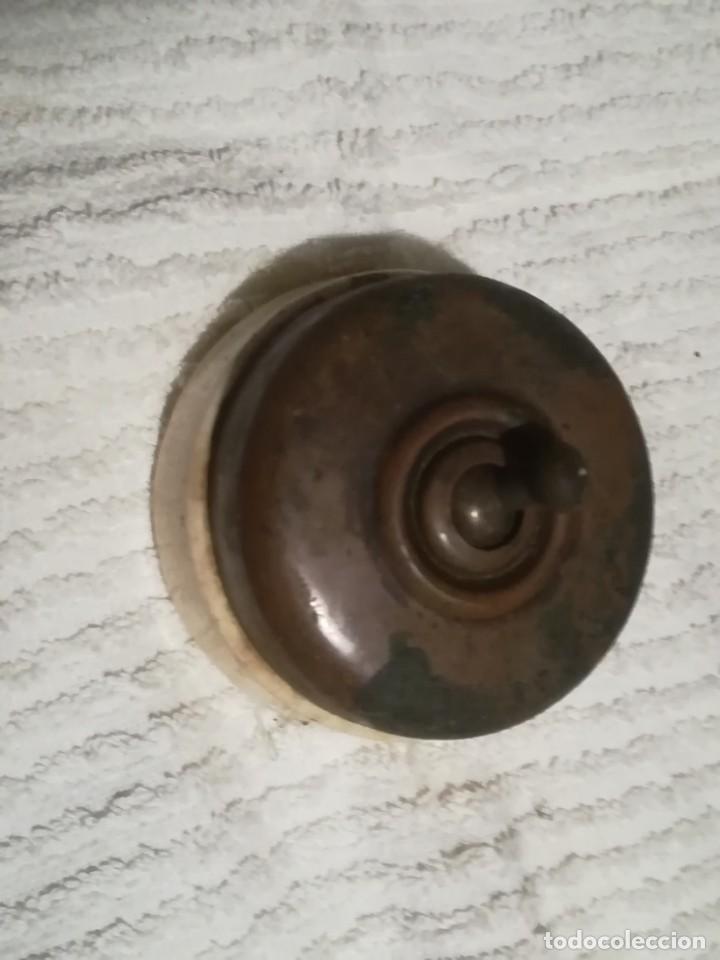 Antig&uuml;edades: Antiguo interruptor cer&aacute;mica y lat&oacute;n redondo - Foto 2