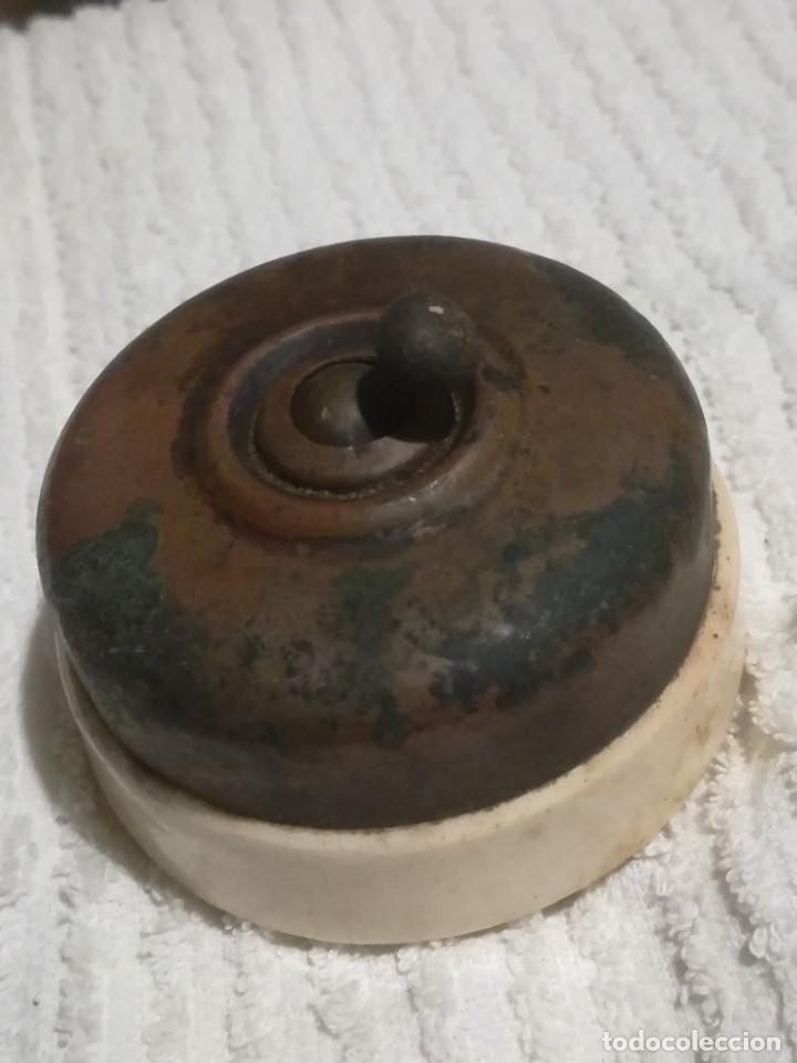 Antig&uuml;edades: Antiguo interruptor cer&aacute;mica y lat&oacute;n redondo - Foto 5