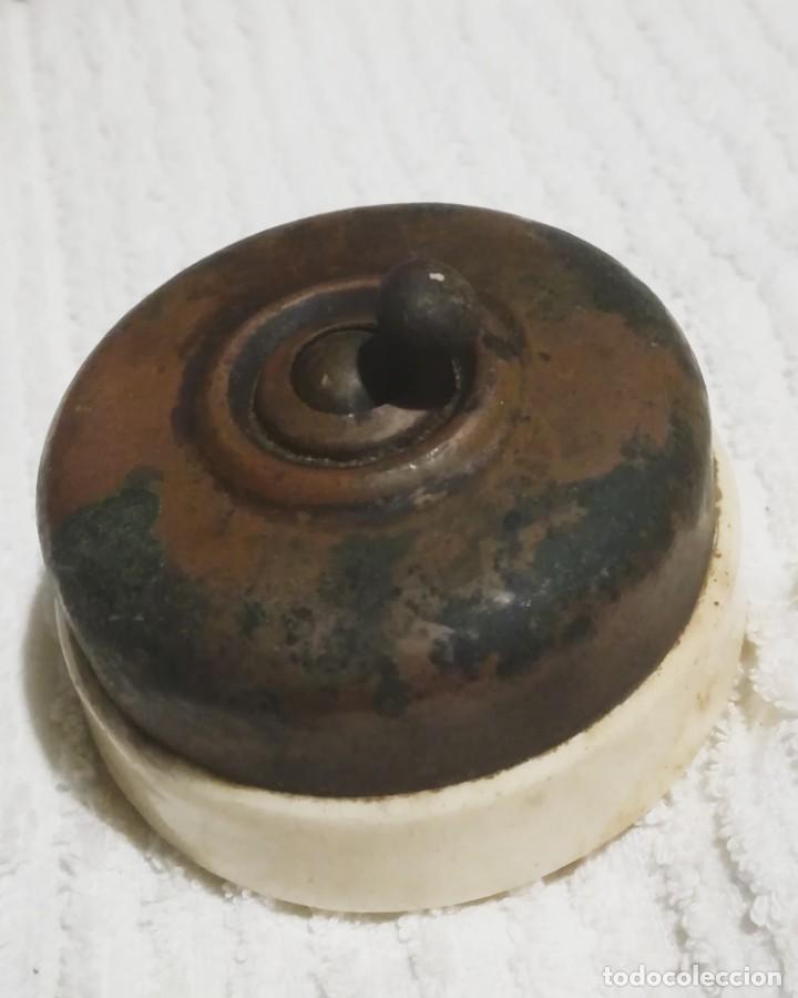 Antig&uuml;edades: Antiguo interruptor cer&aacute;mica y lat&oacute;n redondo - Foto 6