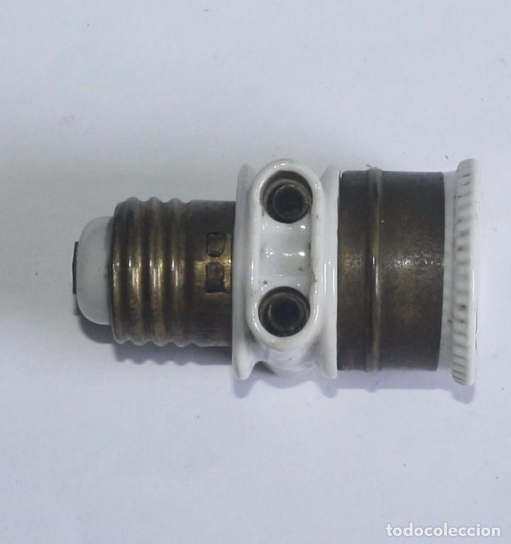 Antig&uuml;edades: Antiguo adaptador de cer&aacute;mica con enchufe - Foto 1