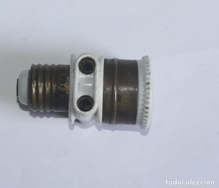 Antig&uuml;edades: Antiguo adaptador de cer&aacute;mica con enchufe - Foto 2