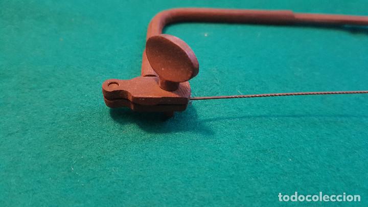 Antig&uuml;edades: SIERRA DE ARCO CON MANGO DE MADERA - Foto 5