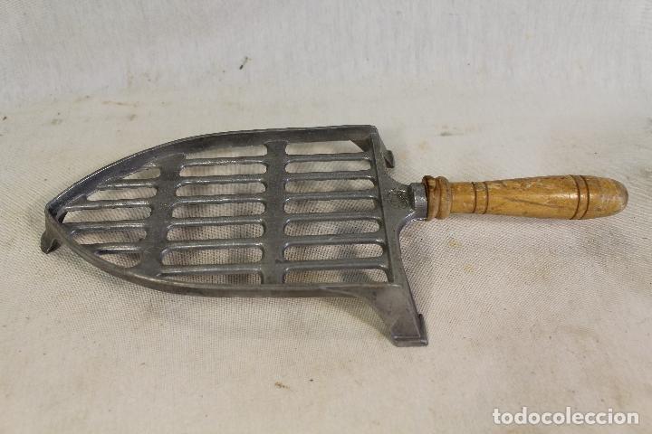 Antig&uuml;edades: planchero de aluminio antiguo - Foto 1