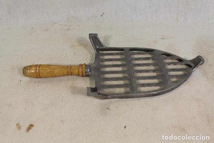 Antig&uuml;edades: planchero de aluminio antiguo - Foto 2