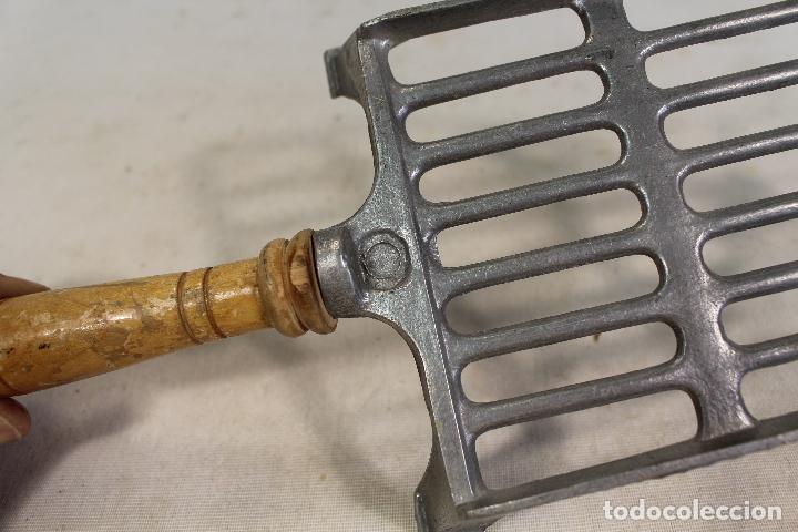 Antig&uuml;edades: planchero de aluminio antiguo - Foto 3