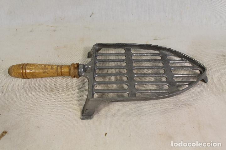 Antig&uuml;edades: planchero de aluminio antiguo - Foto 4
