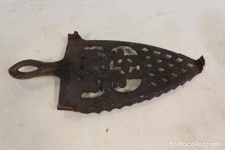 Antig&uuml;edades: planchero de hierro antiguo - Foto 3