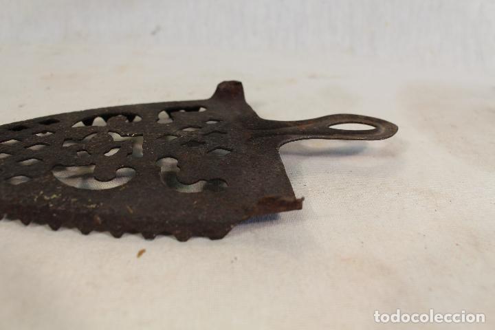 Antig&uuml;edades: planchero de hierro antiguo - Foto 4
