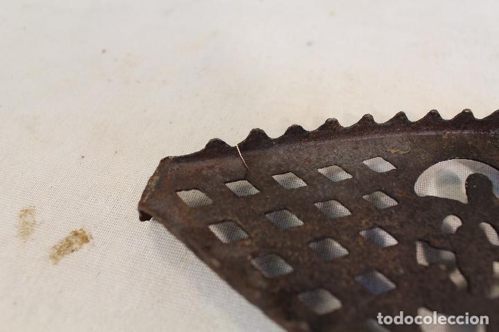 Antig&uuml;edades: planchero de hierro antiguo - Foto 6