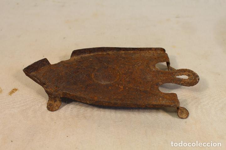 Antig&uuml;edades: planchero de hierro antiguo - Foto 1