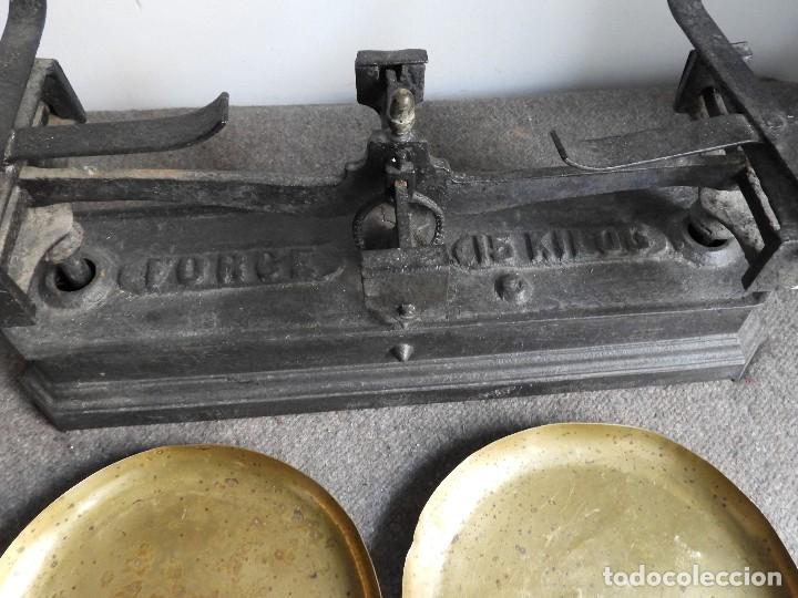 Antig&uuml;edades: BALANZA DE HIERRO CON DOS PESAS - Foto 2