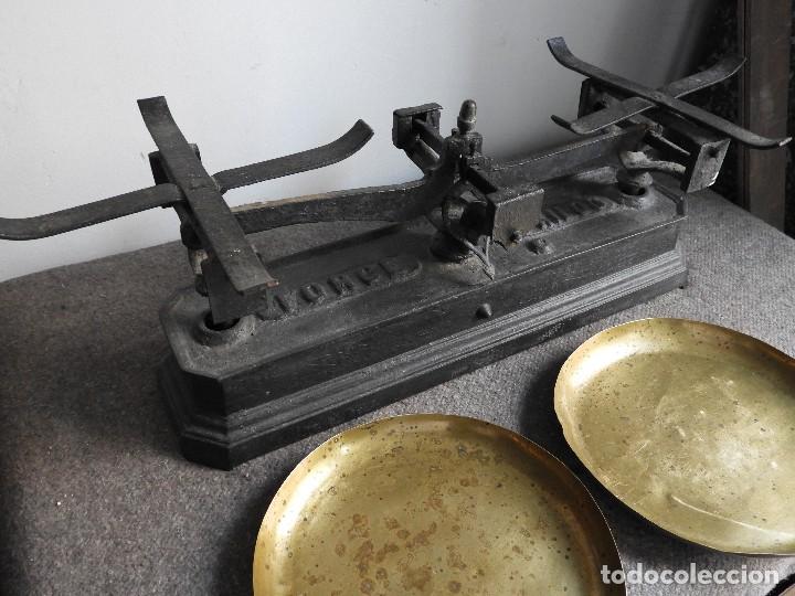 Antig&uuml;edades: BALANZA DE HIERRO CON DOS PESAS - Foto 3