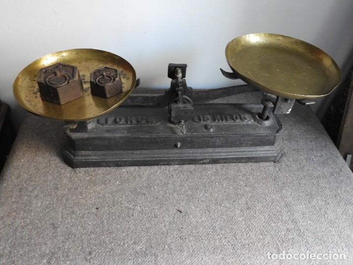 Antig&uuml;edades: BALANZA DE HIERRO CON DOS PESAS - Foto 4