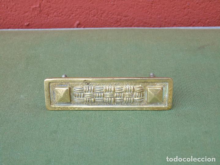 Antig&uuml;edades: ANTIGUO TIRADOR DE BRONCE RECTANGULAR. 10CM X 3CM - Foto 1
