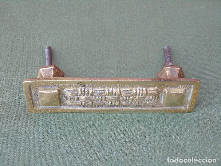 Antig&uuml;edades: ANTIGUO TIRADOR DE BRONCE RECTANGULAR. 10CM X 3CM - Foto 2