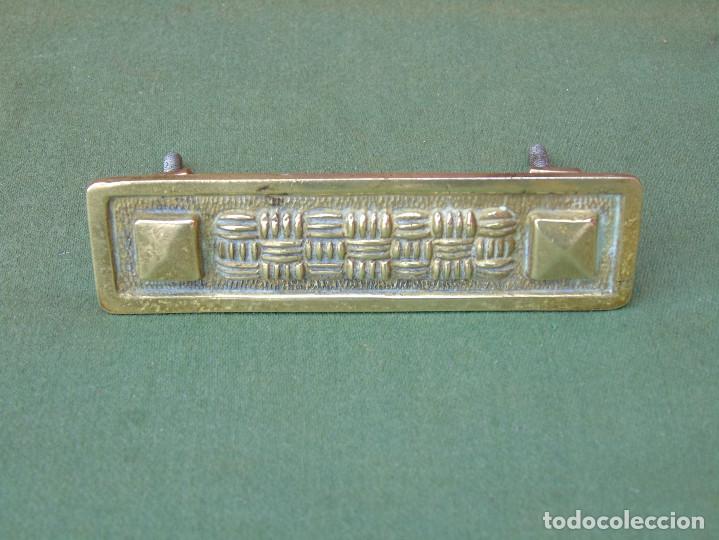 Antig&uuml;edades: ANTIGUO TIRADOR DE BRONCE RECTANGULAR. 10CM X 3CM - Foto 5