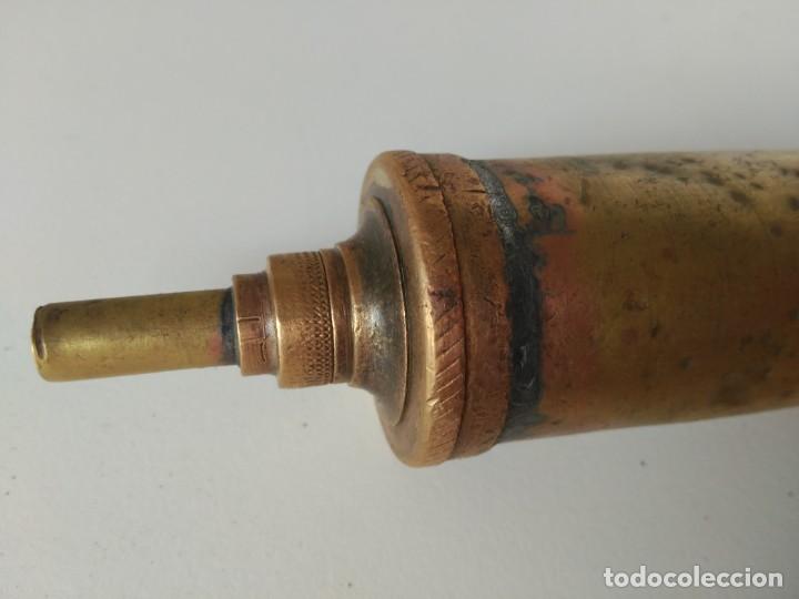 Antig&uuml;edades: Antiguo engrasador de lat&oacute;n - Foto 3