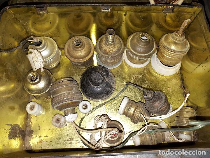 Antig&uuml;edades: Lata con piezas el&eacute;ctricas antiguas - Foto 2
