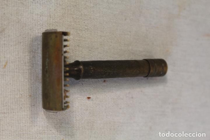 Antig&uuml;edades: maquinilla antigua de afeitar en bronce - Foto 1
