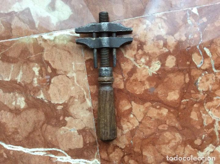 Antig&uuml;edades: Llave inglesa antigua con mango de madera 18cm - Foto 1