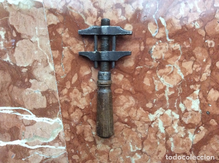 Antig&uuml;edades: Llave inglesa antigua con mango de madera 18cm - Foto 2