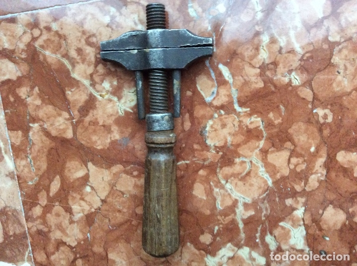 Antig&uuml;edades: Llave inglesa antigua con mango de madera 18cm - Foto 3