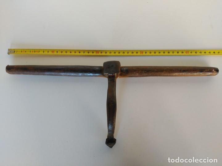 Antig&uuml;edades: Antiguo gran cerrojo de 46cm - Foto 1