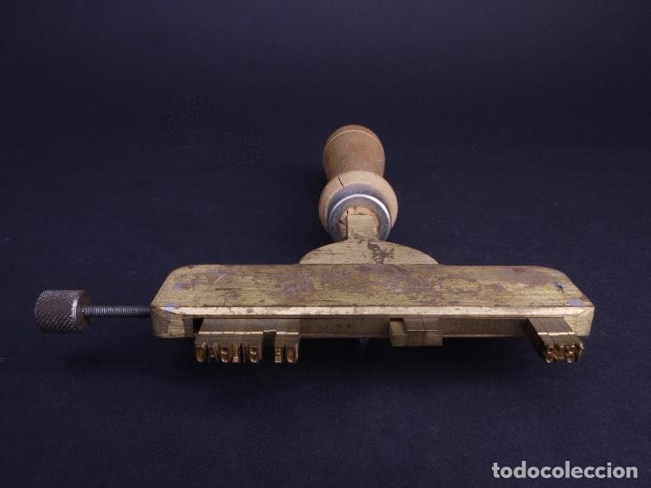 Antig&uuml;edades: COMPONEDOR UNIVERSAL. TERMOESTAMPACION CON HIERROS DE DORAR - Foto 3
