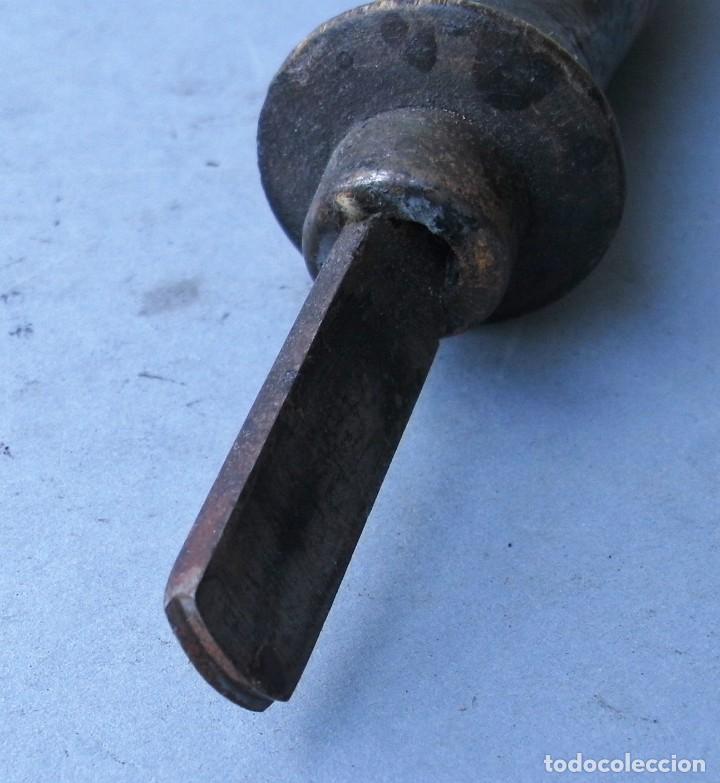 Antig&uuml;edades: herramienta para trabajar cuero, con mango de madera (17cm aprox) - Foto 3