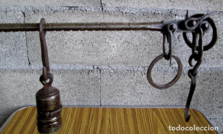 Antig&uuml;edades: BALANZA de hierro peque&ntilde;a - 33 cm. - Foto 2