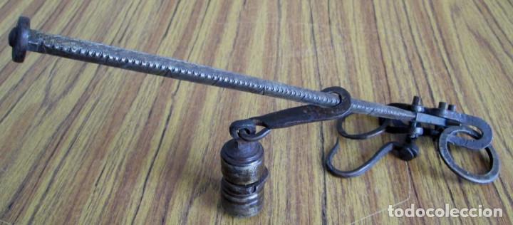 Antig&uuml;edades: BALANZA de hierro peque&ntilde;a - 33 cm. - Foto 3