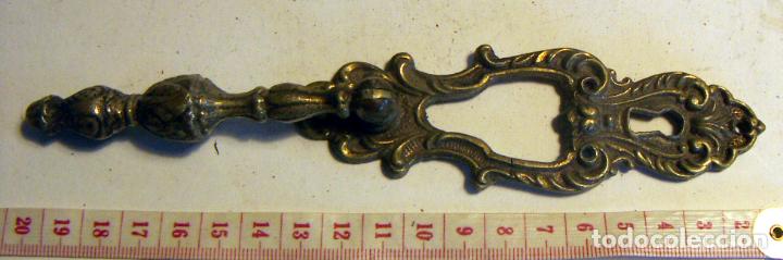 Antig&uuml;edades: Tirador de mueble con boca llave 19cm - Foto 1