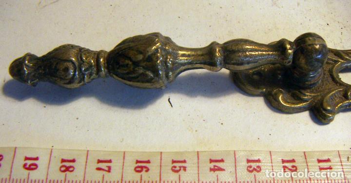 Antig&uuml;edades: Tirador de mueble con boca llave 19cm - Foto 3
