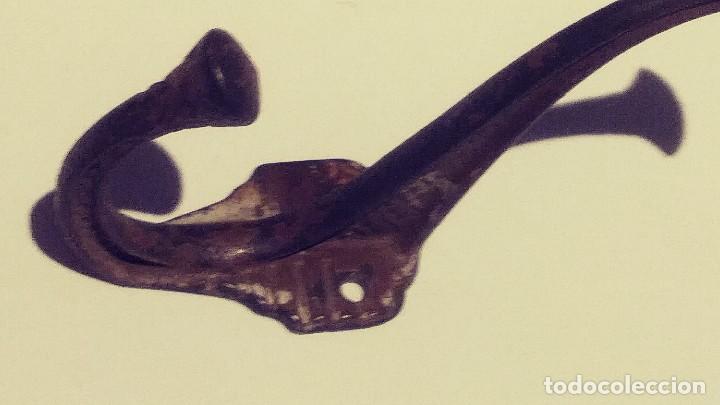 Antig&uuml;edades: COLGADOR DE HIERRO LABRADO - Foto 1