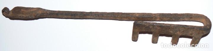 Antig&uuml;edades: LLAVE DE HIERRO DE 4 DIENTES (&iquest;SIGLO XV...?). 2350 CMS. - Foto 2