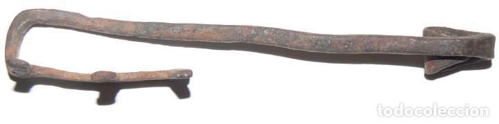 Antig&uuml;edades: LLAVE DE HIERRO DE 3 DIENTES (&iquest;SIGLO XV...?). 1300 CMS. - Foto 1