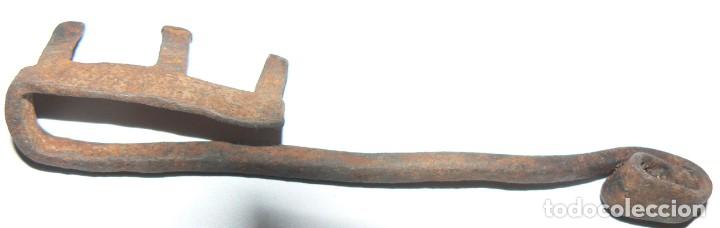 Antig&uuml;edades: LLAVE DE HIERRO DE 3 DIENTES (&iquest;SIGLO XV...?). 1300 CMS. - Foto 2