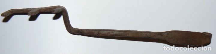 Antig&uuml;edades: LLAVE DE HIERRO DE 3 DIENTES (&iquest;SIGLO XV...?). 1800 CMS. - Foto 1