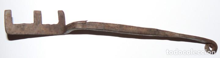 Antig&uuml;edades: LLAVE DE HIERRO DE 3 DIENTES (&iquest;SIGLO XV...?). 1800 CMS. - Foto 2