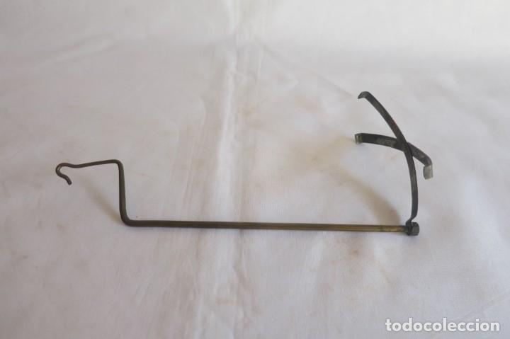 Antig&uuml;edades: soporte de plato de balanza - Foto 1