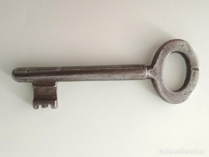 Antig&uuml;edades: PEQUE&Ntilde;A LLAVE DE FORJA, MACIZA, 7 CM LARGO - Foto 1