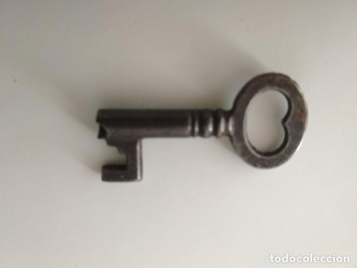 Antig&uuml;edades: PEQUE&Ntilde;A LLAVE DE FORJA, HUECA, 4 CM LARGO - Foto 1