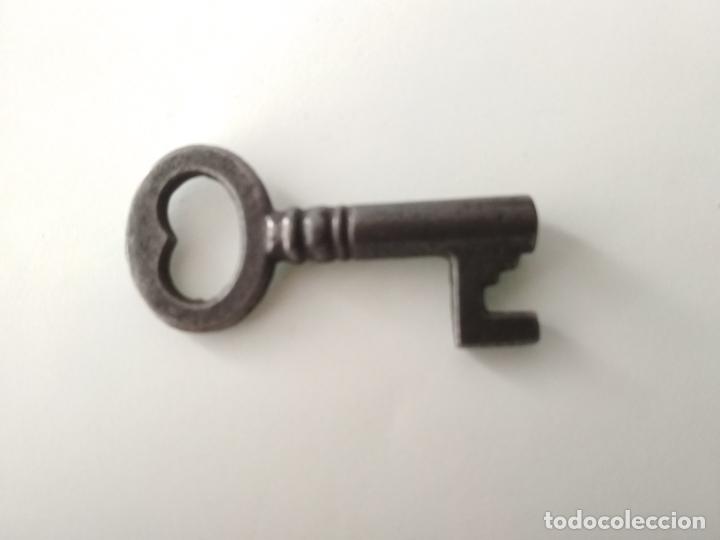 Antig&uuml;edades: PEQUE&Ntilde;A LLAVE DE FORJA, HUECA, 4 CM LARGO - Foto 2