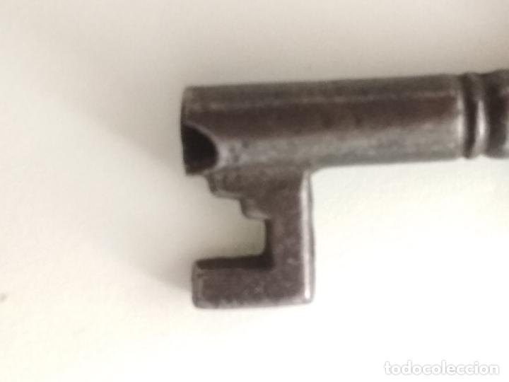 Antig&uuml;edades: PEQUE&Ntilde;A LLAVE DE FORJA, HUECA, 4 CM LARGO - Foto 3