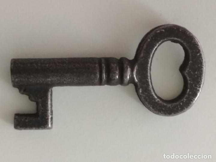 Antig&uuml;edades: PEQUE&Ntilde;A LLAVE DE FORJA, HUECA, 4 CM LARGO - Foto 1